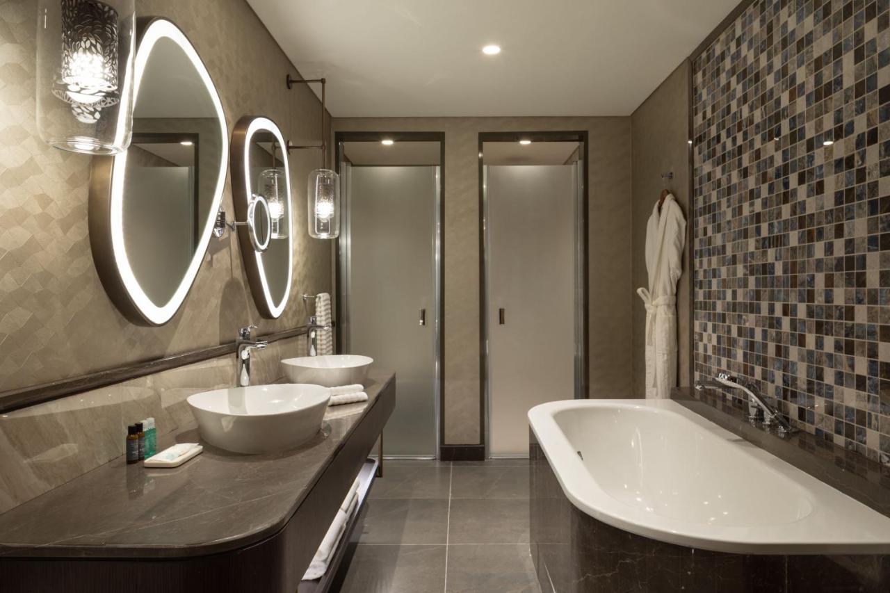 The Westin Istanbul Nisantasi Hotel Ngoại thất bức ảnh Bathroom