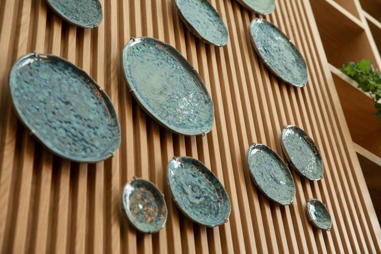 The Westin Istanbul Nisantasi Hotel Ngoại thất bức ảnh A wall of ceramic plates